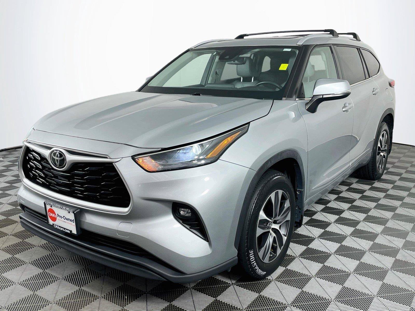 Used 2022 Toyota Highlander XLE AWD/4WD image 3