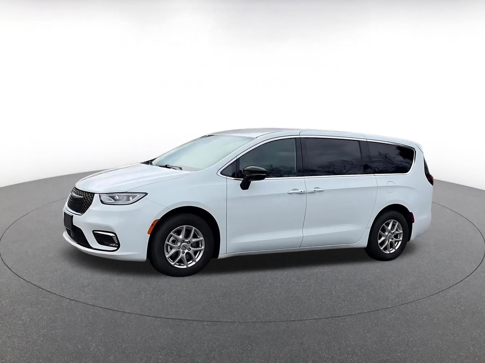 Used 2025 Chrysler Pacifica Select image 8
