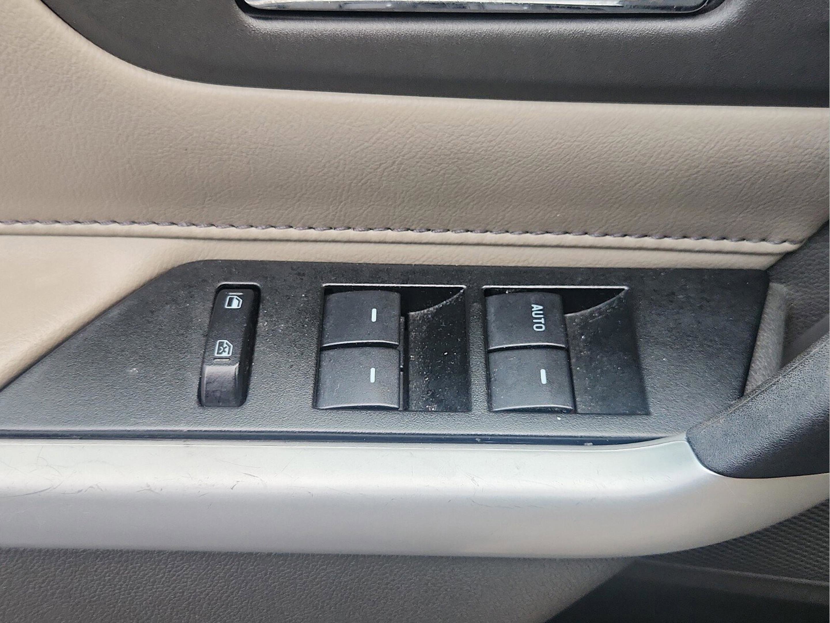 Used 2013 Ford Edge SEL image 24