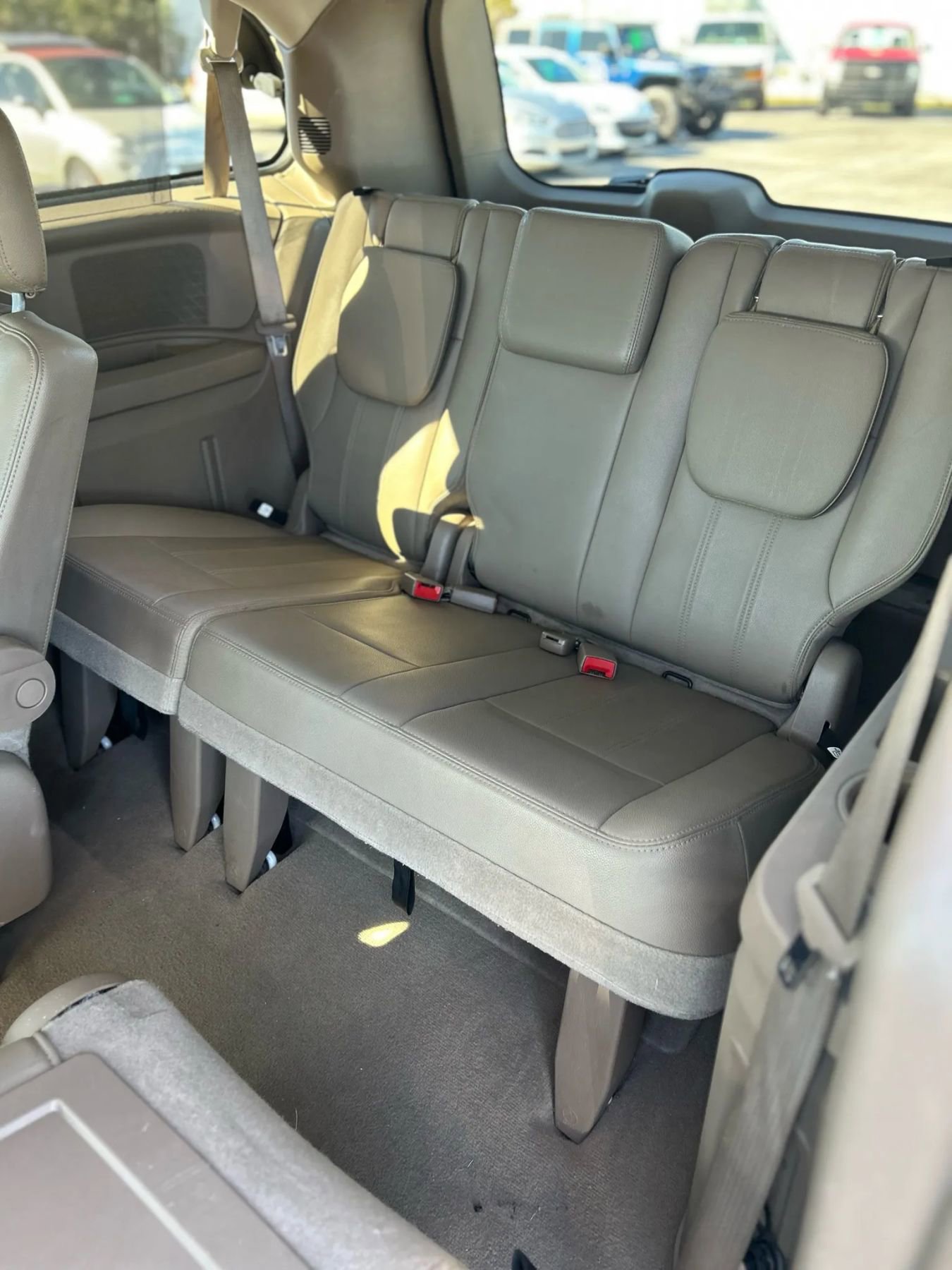 Used 2016 Chrysler Town & Country Touring image 19