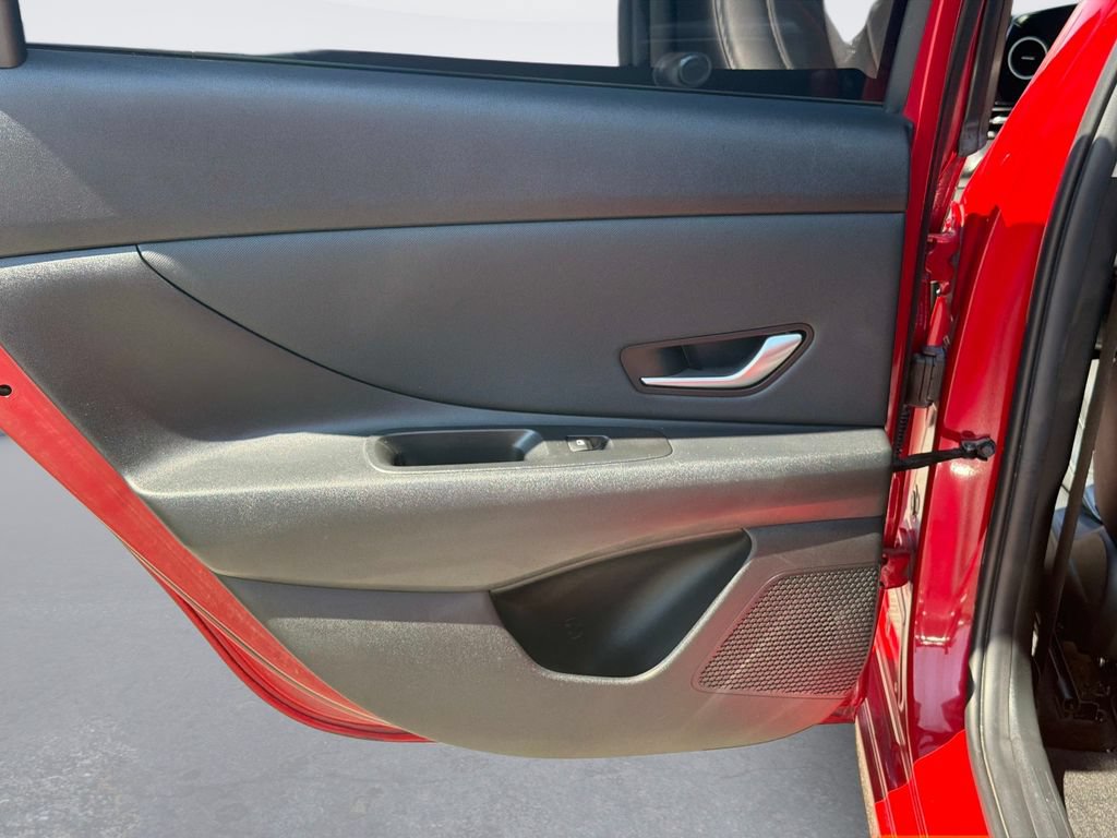 Used 2022 Hyundai Elantra Limited FWD image 15
