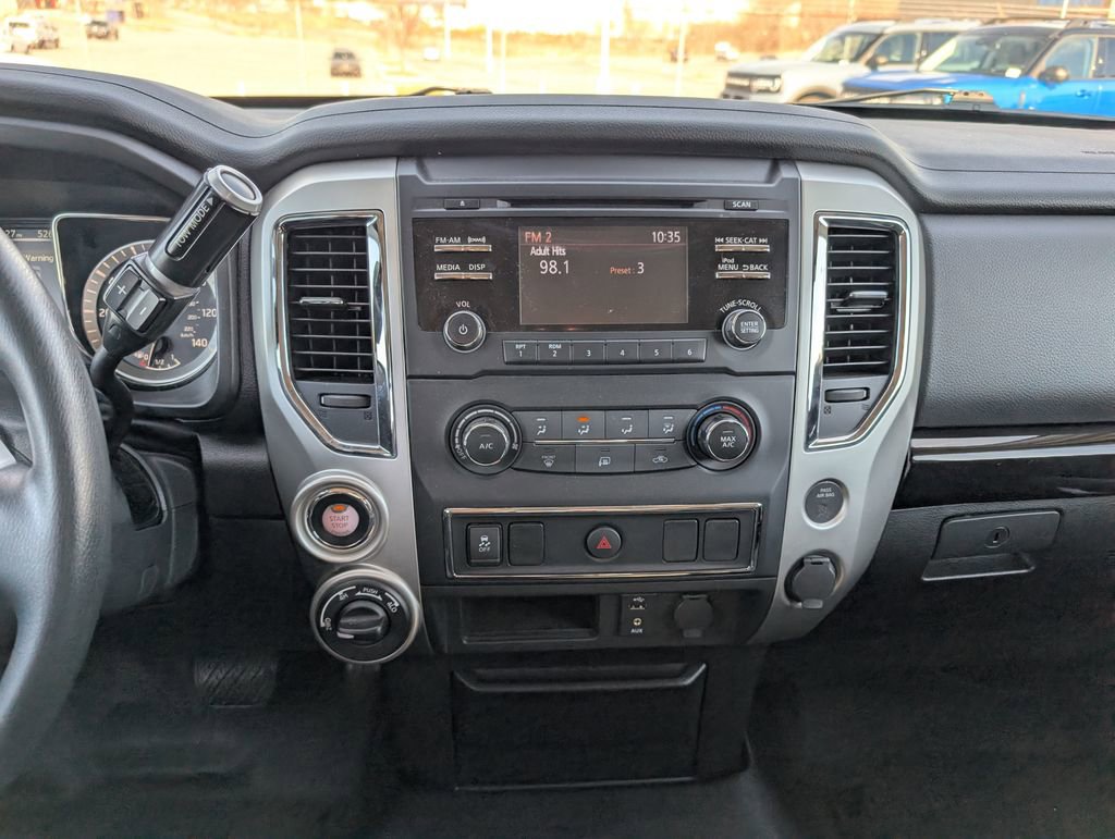 Used 2018 Nissan Titan SV image 19