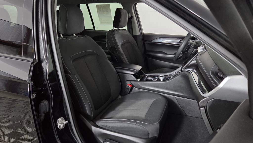 Used 2023 Jeep Grand Cherokee Laredo image 36