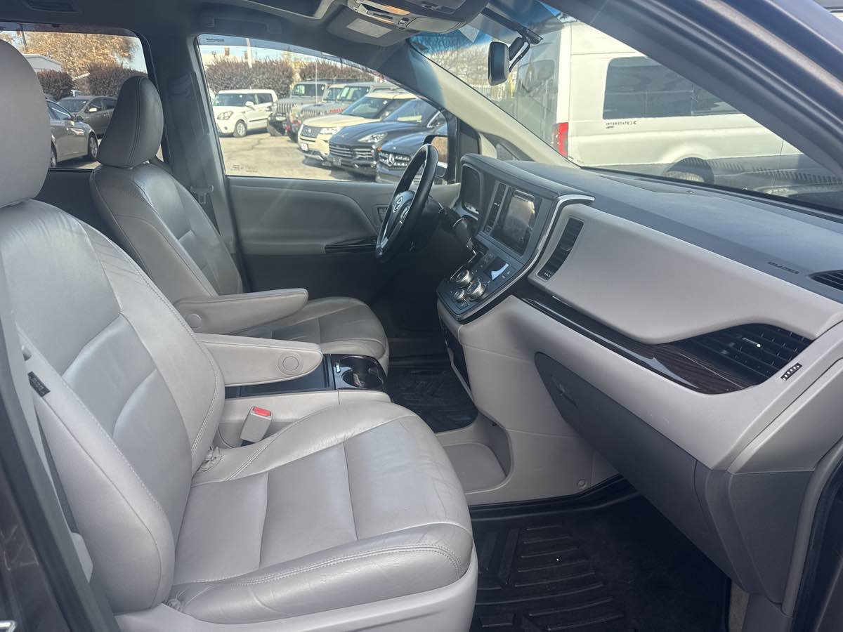 Used 2015 Toyota Sienna XLE image 20