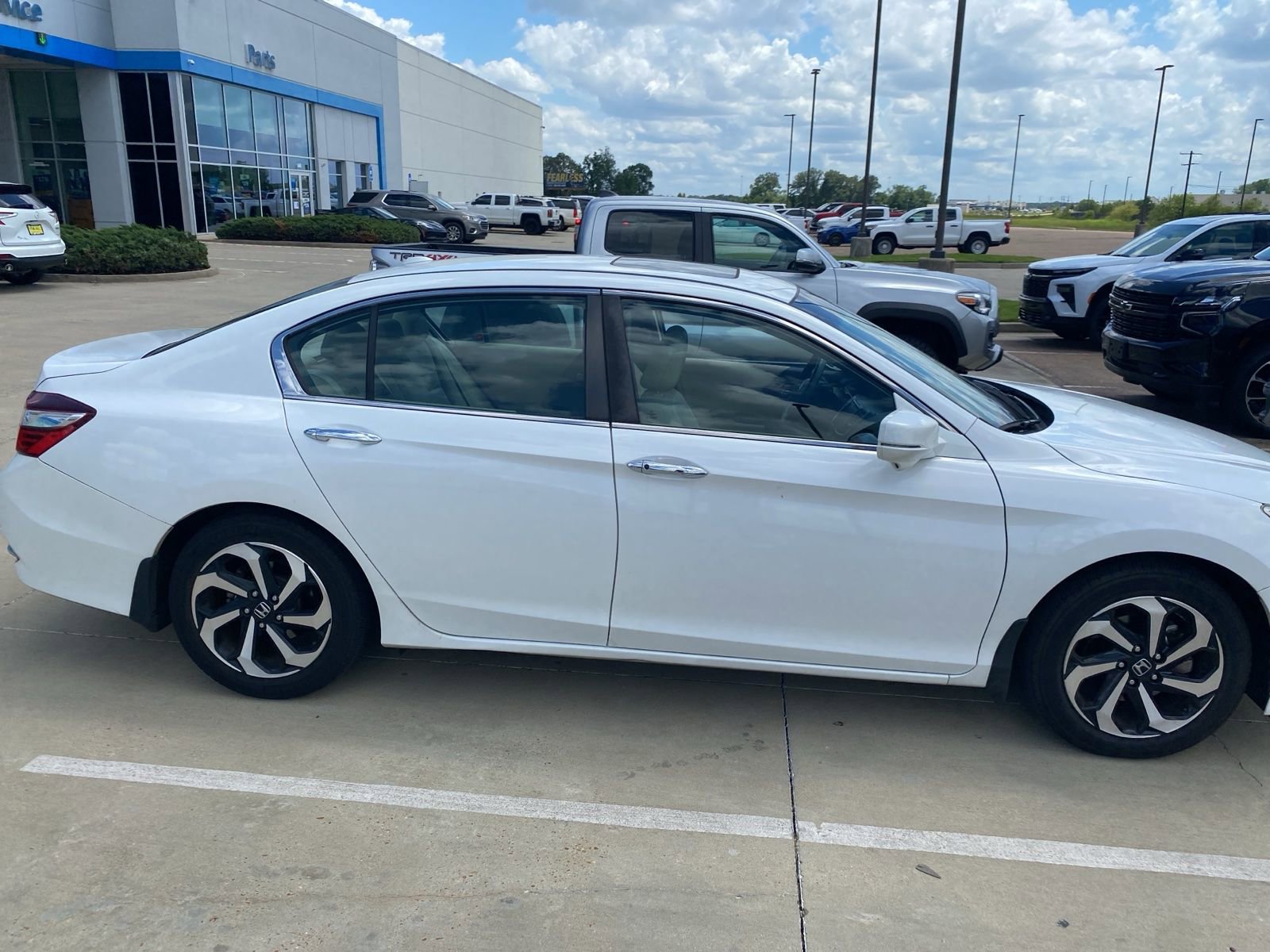 Used 2017 Honda Accord EX-L image 4