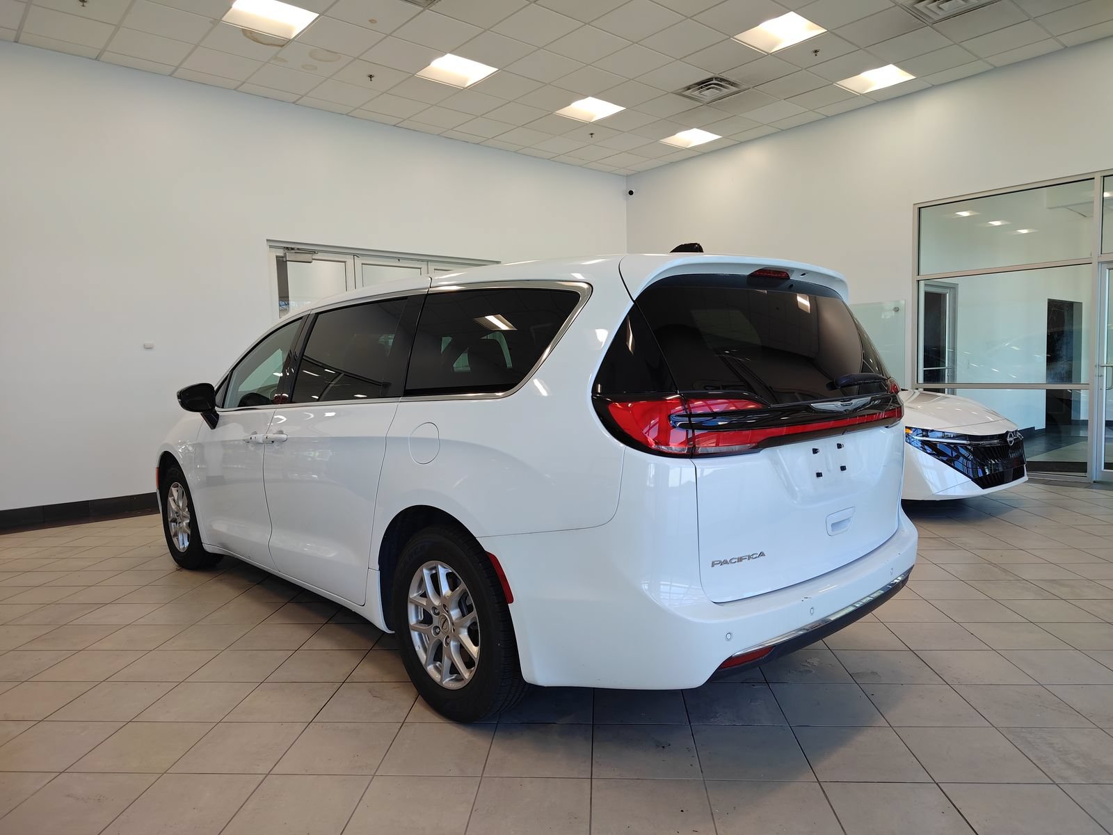 Used 2025 Chrysler Pacifica Select FWD image 5