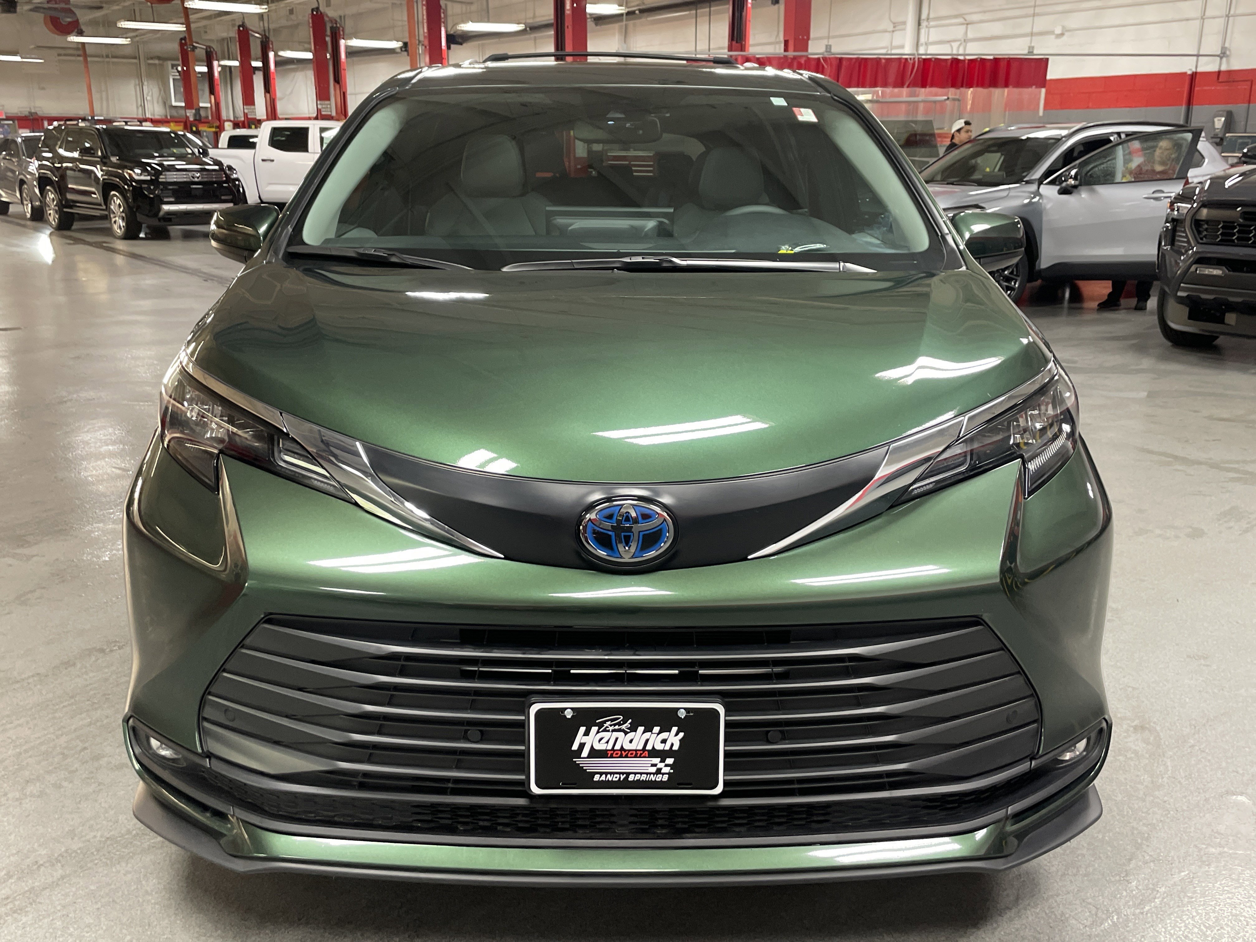 Certified 2025 Toyota Sienna XLE image 3