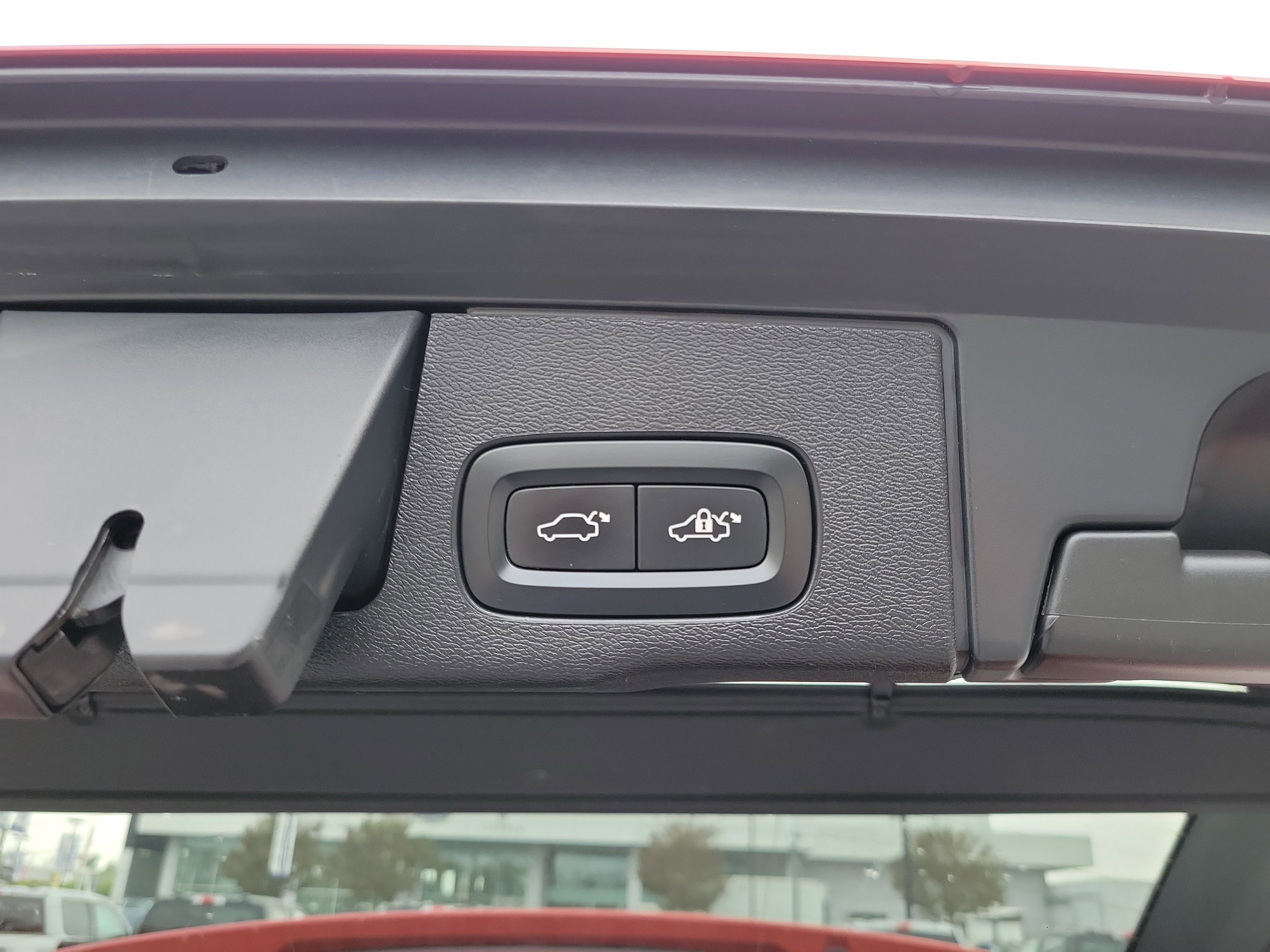 Used 2018 Volvo XC60 T6 Momentum w/ Convenience Package image 18