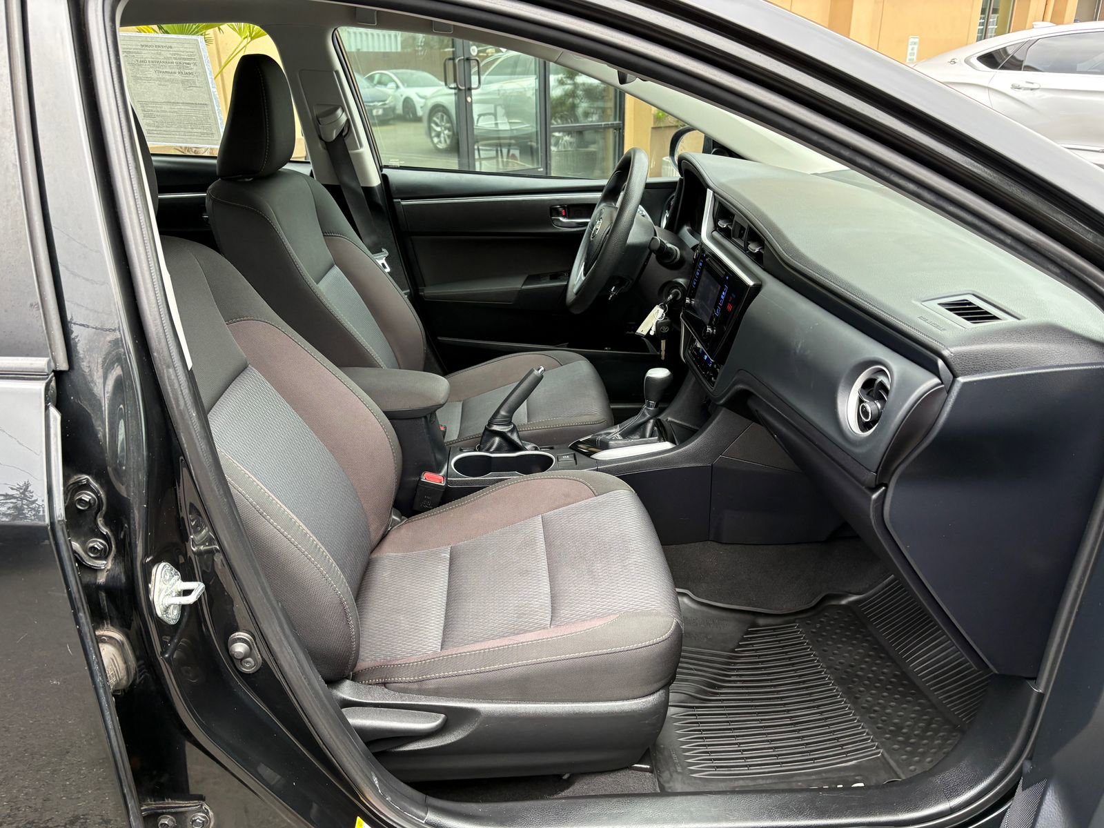 Used 2018 Toyota Corolla LE image 21