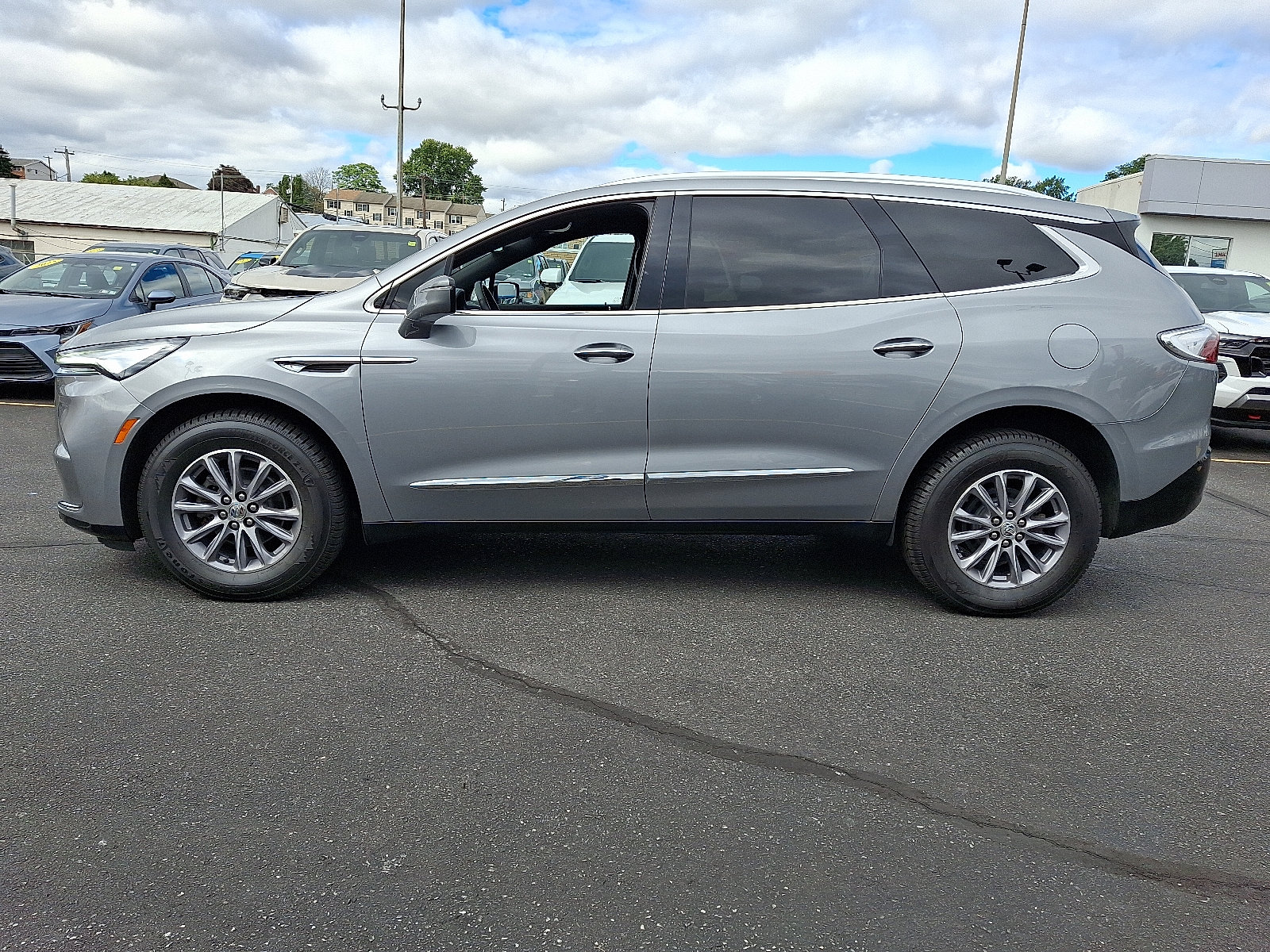 Used 2023 Buick Enclave Essence AWD/4WD image 2