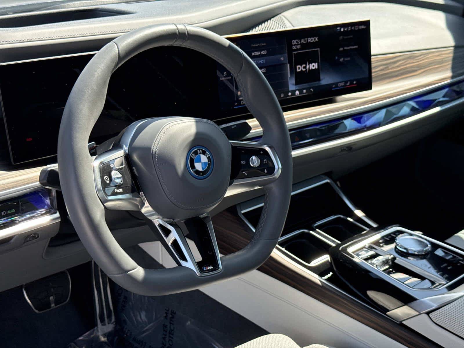 Used 2023 BMW i7 xDrive60 AWD/4WD image 2
