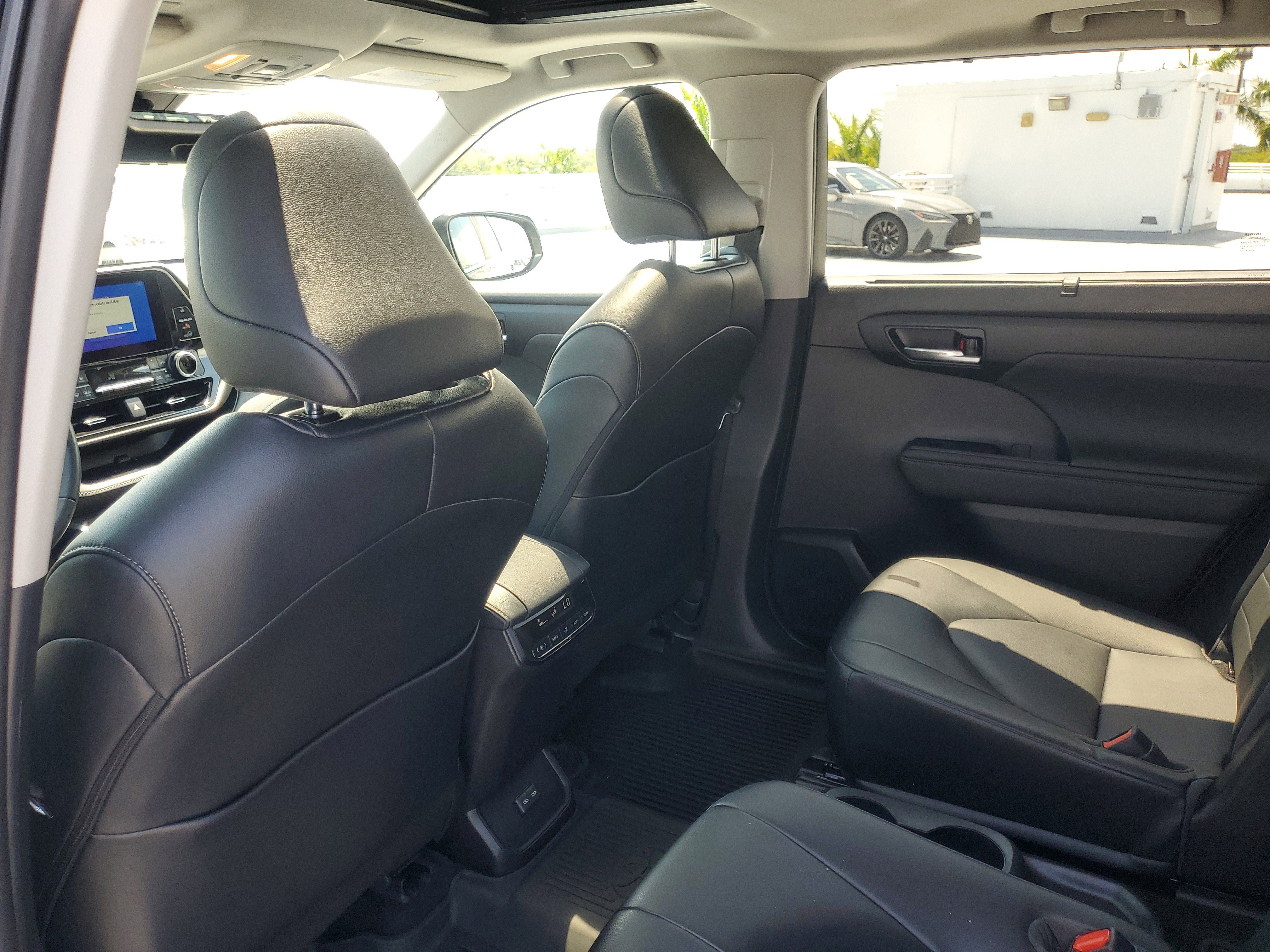 Used 2023 Toyota Highlander XLE FWD image 12