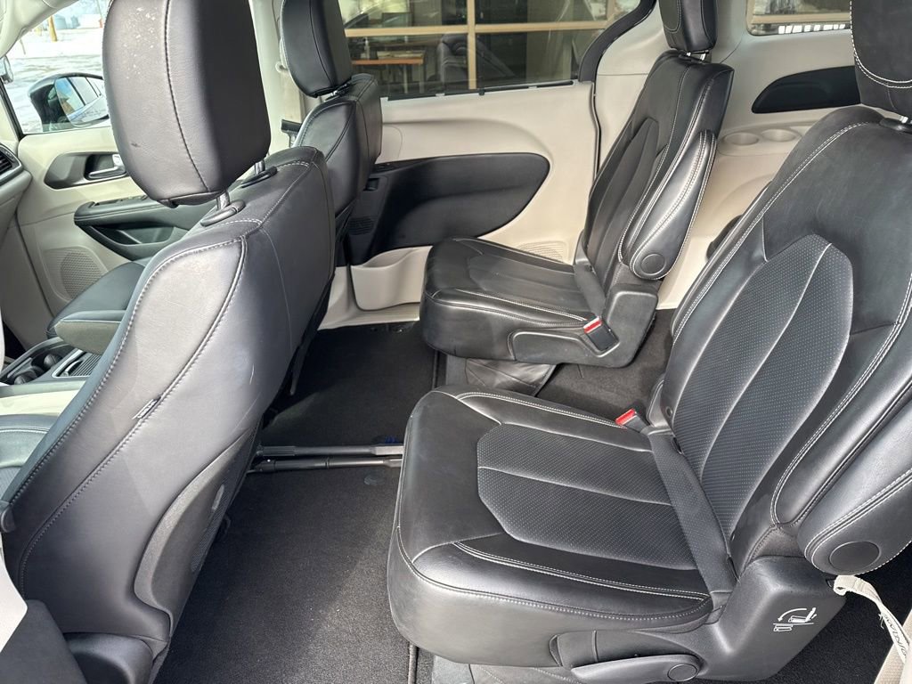 Used 2024 Chrysler Pacifica Touring-L image 30