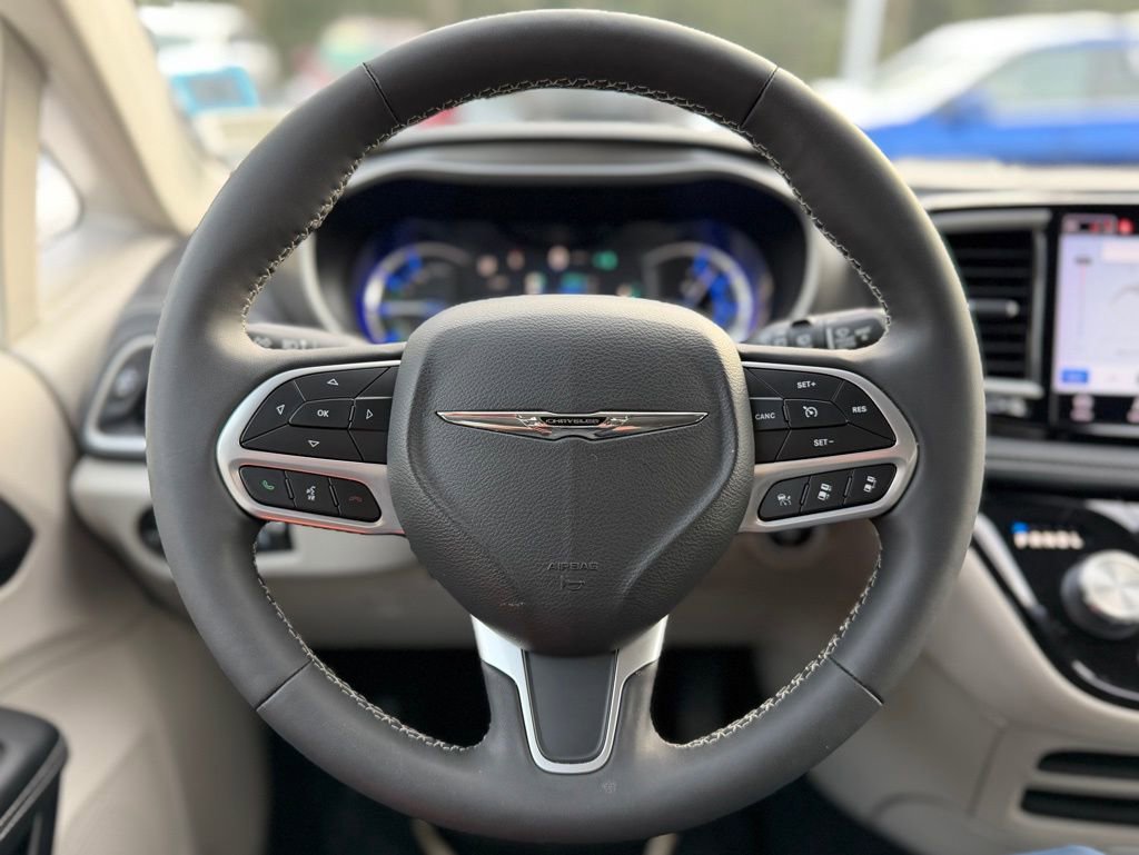 Used 2022 Chrysler Pacifica Touring-L image 9