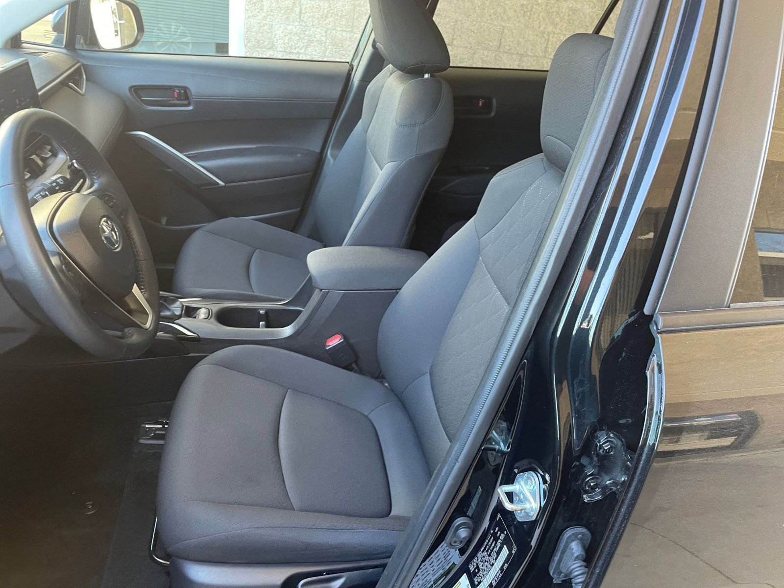 Used 2025 Toyota Corolla Cross LE image 37