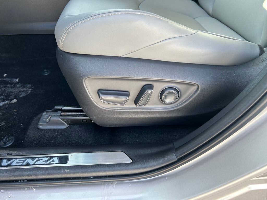 Used 2024 Toyota Venza XLE image 21