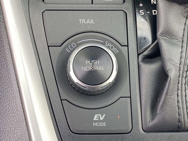 Used 2020 Toyota RAV4 LE image 29
