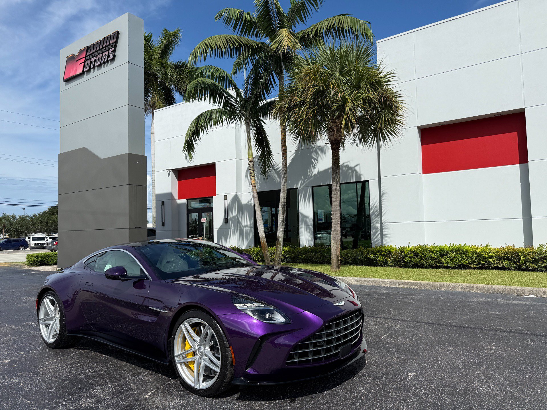 Used 2025 Aston Martin V8 Vantage Coupe RWD image 1