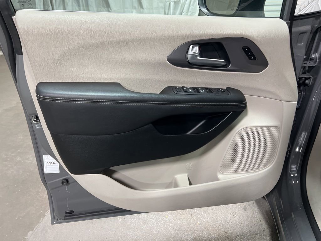Used 2023 Chrysler Pacifica Touring-L image 18