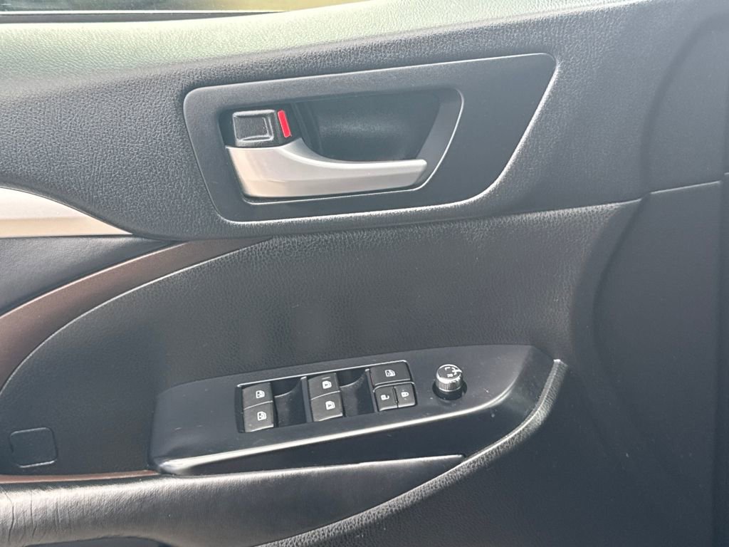 Used 2018 Toyota Highlander XLE image 33