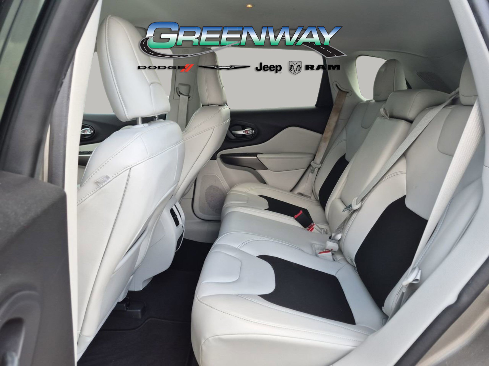 Used 2020 Jeep Cherokee Latitude Plus w/ Comfort/Convenience Group FWD image 19
