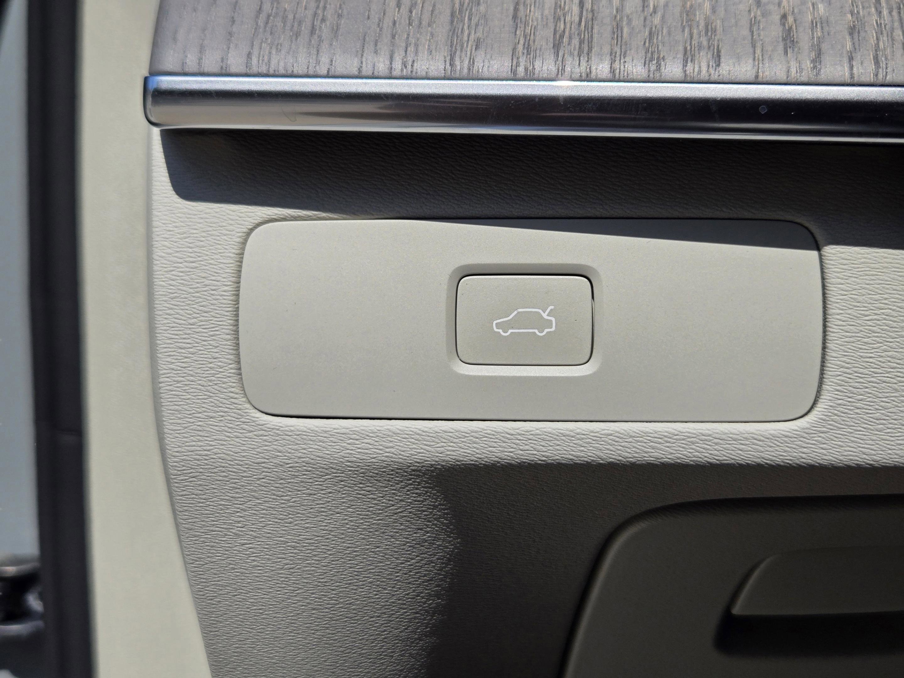 Used 2025 Volvo XC90 B5 Ultra w/ Protection Package Premier image 23