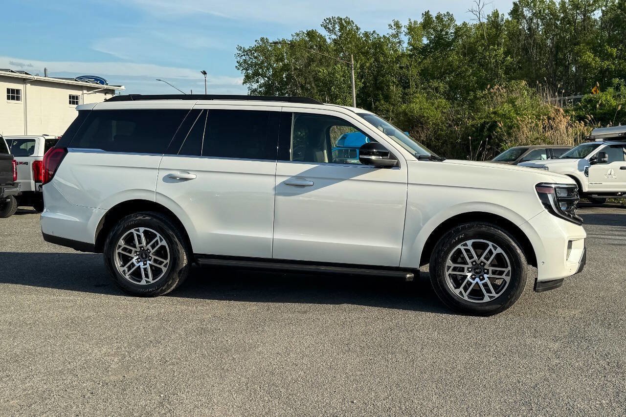 Used 2025 Ford Expedition Active AWD/4WD image 2