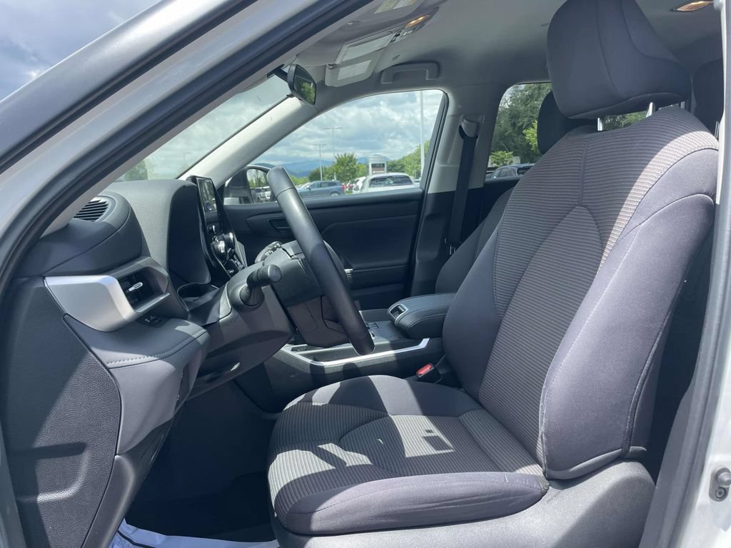 Used 2023 Toyota Highlander LE FWD image 9