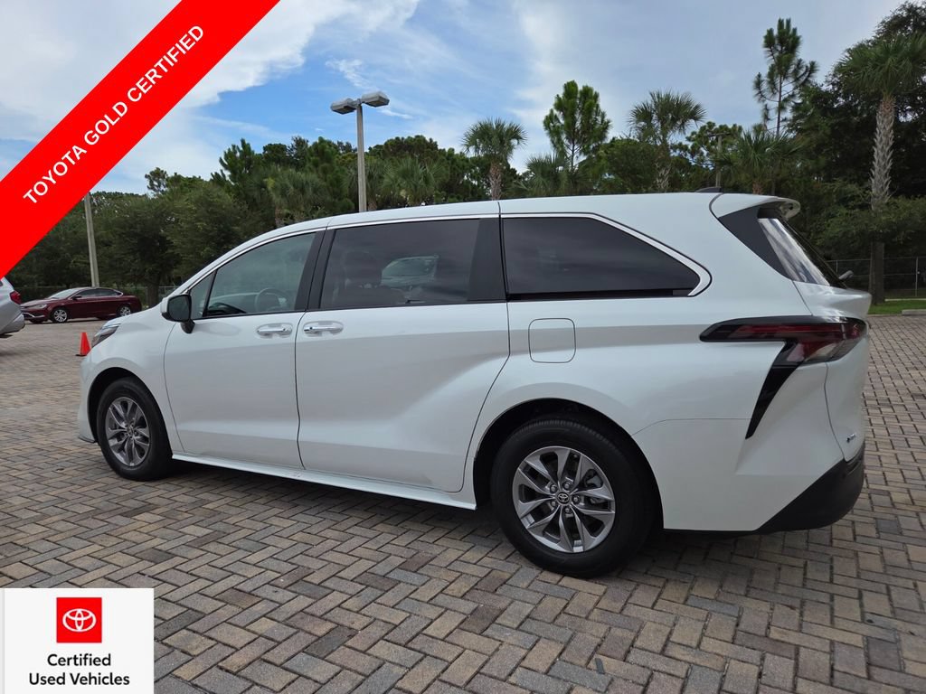 Certified 2025 Toyota Sienna XLE FWD image 9
