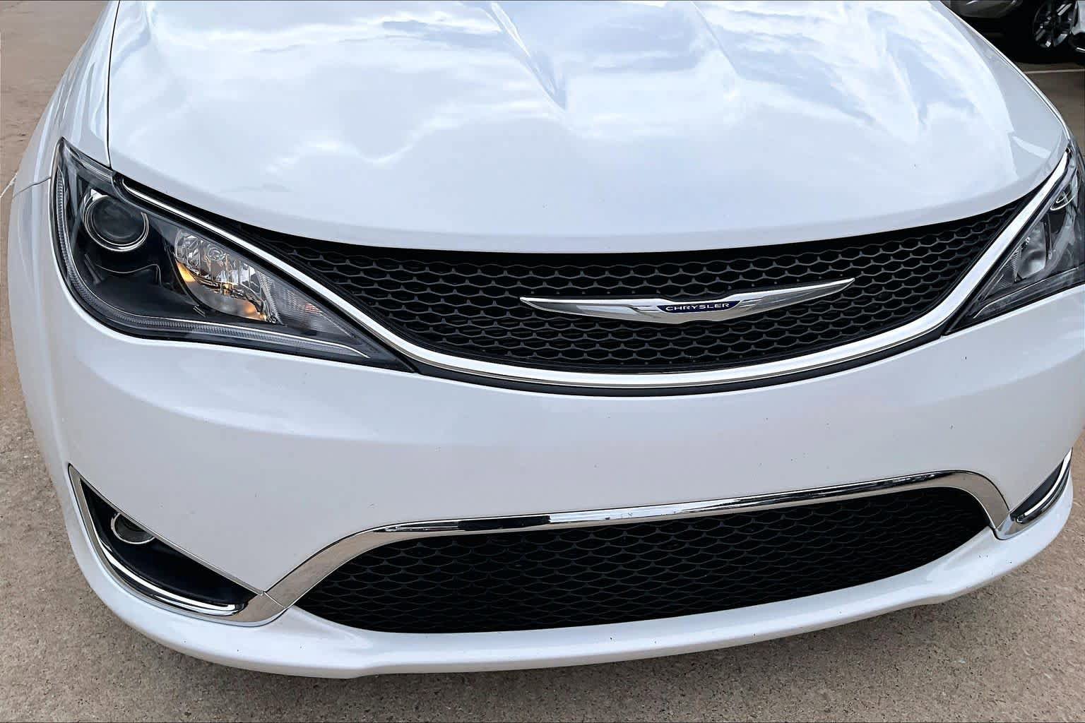 Used 2020 Chrysler Pacifica Touring FWD image 27