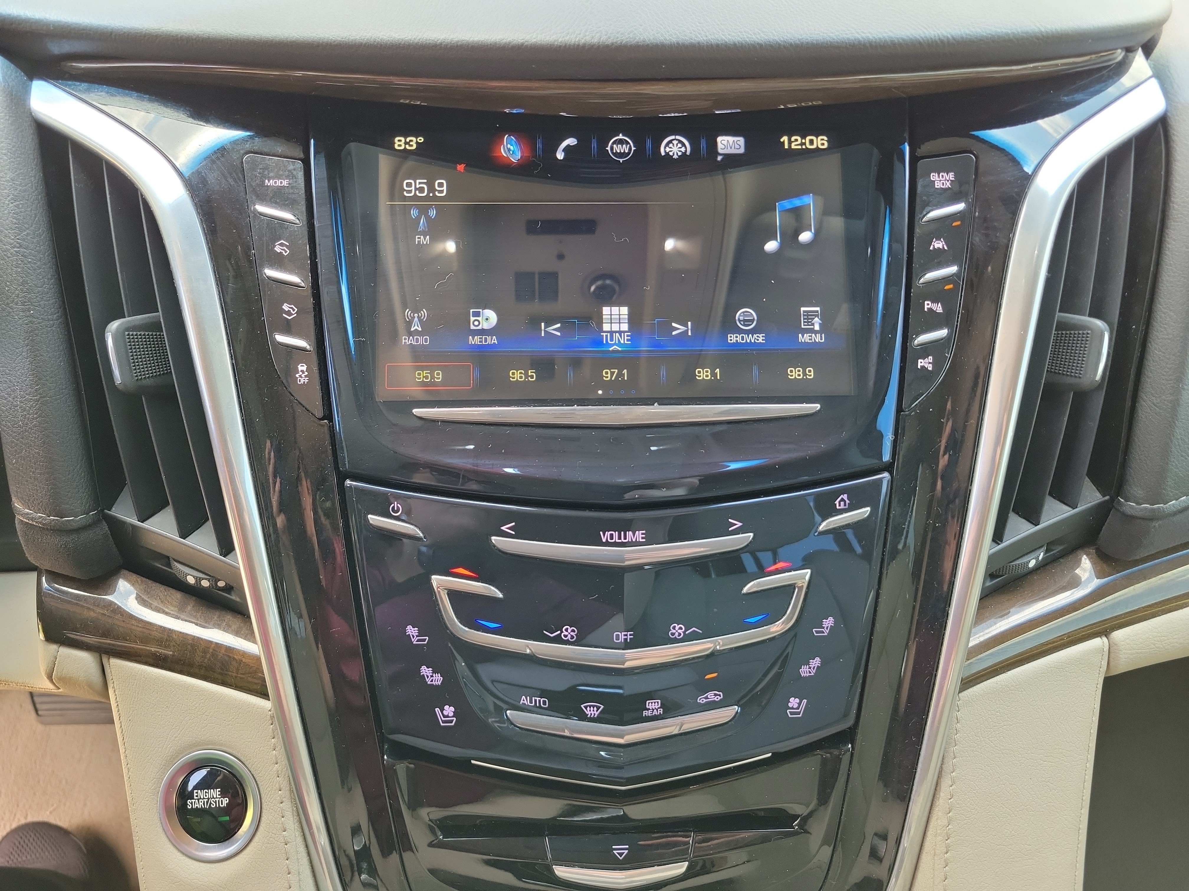Used 2018 Cadillac Escalade Luxury AWD/4WD image 18