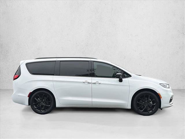 Used 2024 Chrysler Pacifica Touring-L w/ S Appearance Package FWD image 4