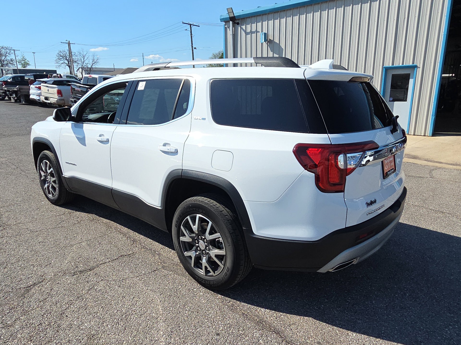 Used 2023 GMC Acadia SLE w/ Driver Convenience Package image 4