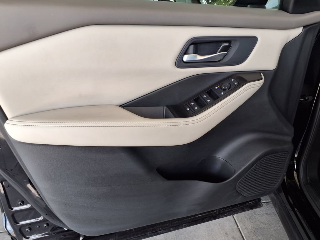 Used 2025 Nissan Rogue SV FWD image 21