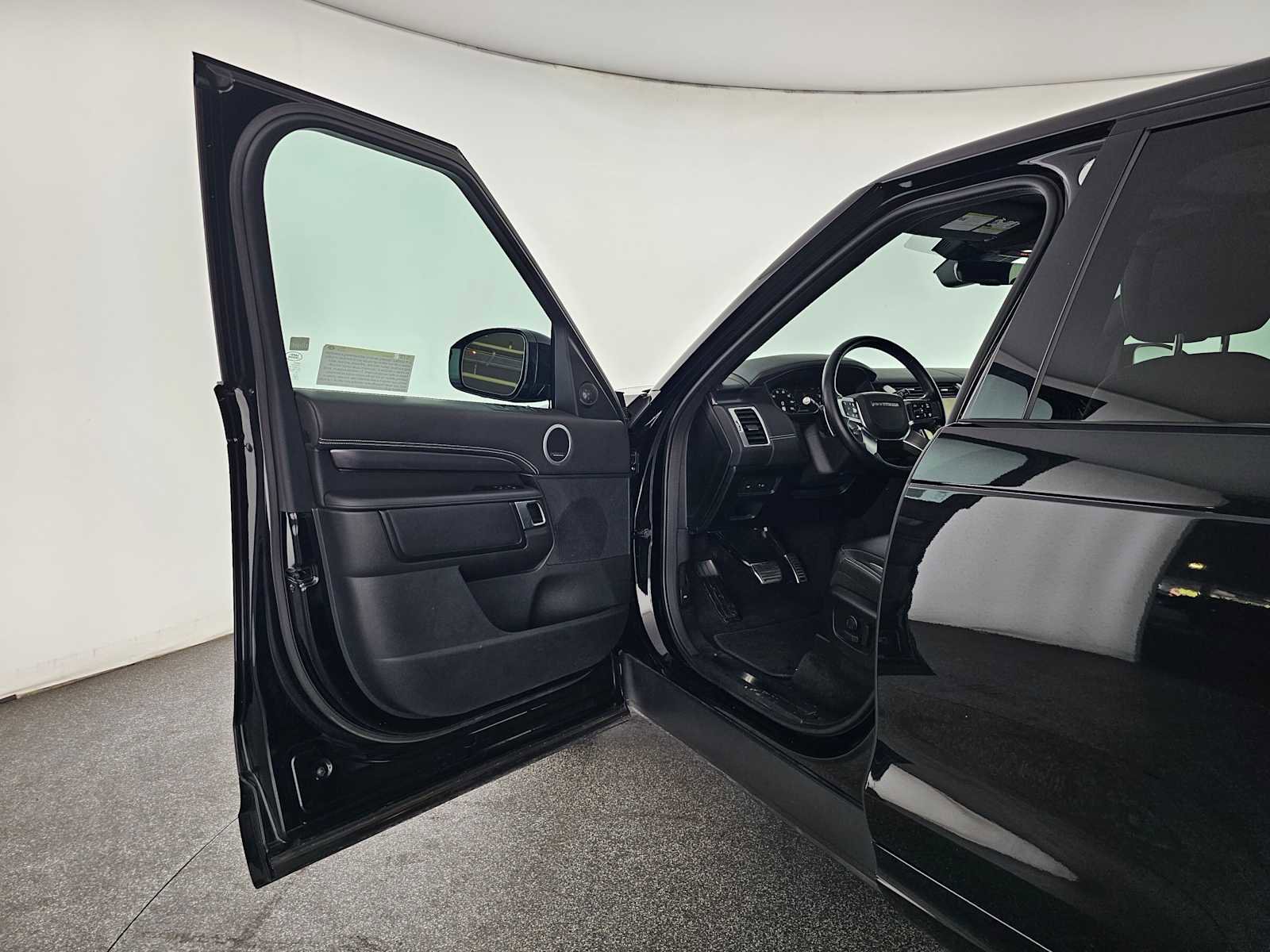 Used 2024 Land Rover Discovery Metropolitan Edition image 20