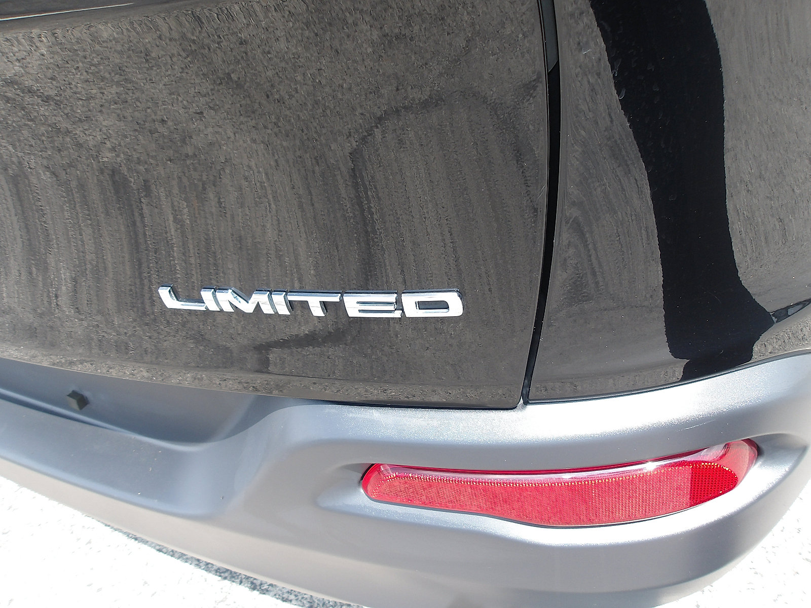Used 2017 Jeep Cherokee Limited AWD/4WD image 9