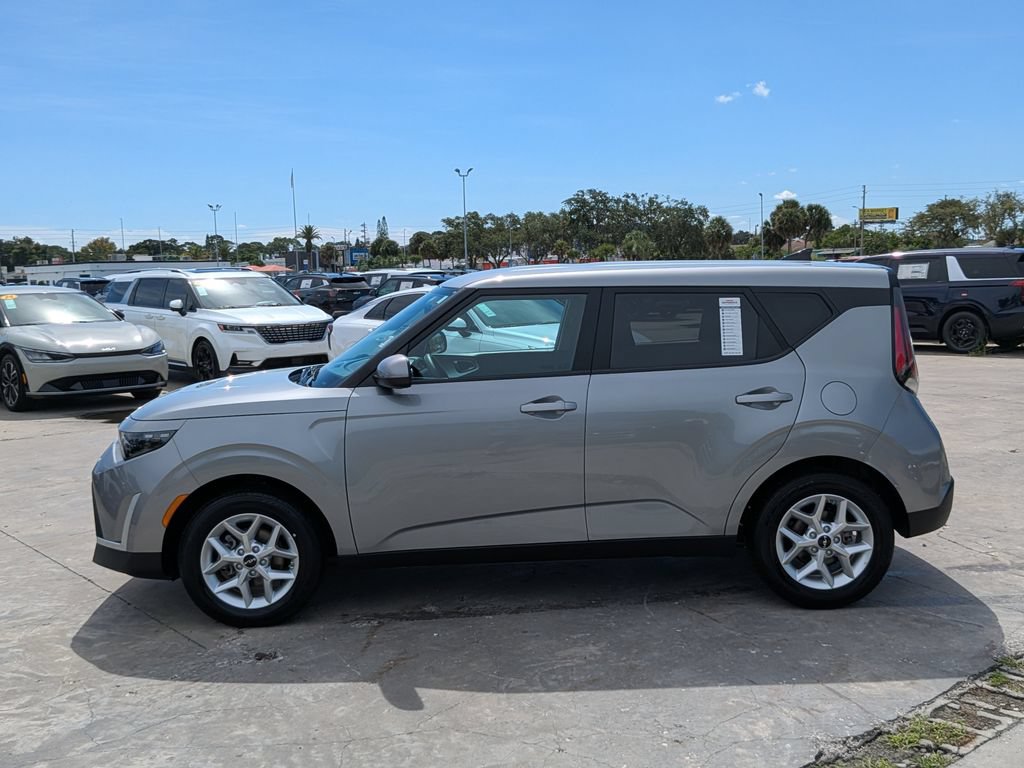 Certified 2025 Kia Soul LX w/ LX Technology Package FWD image 5