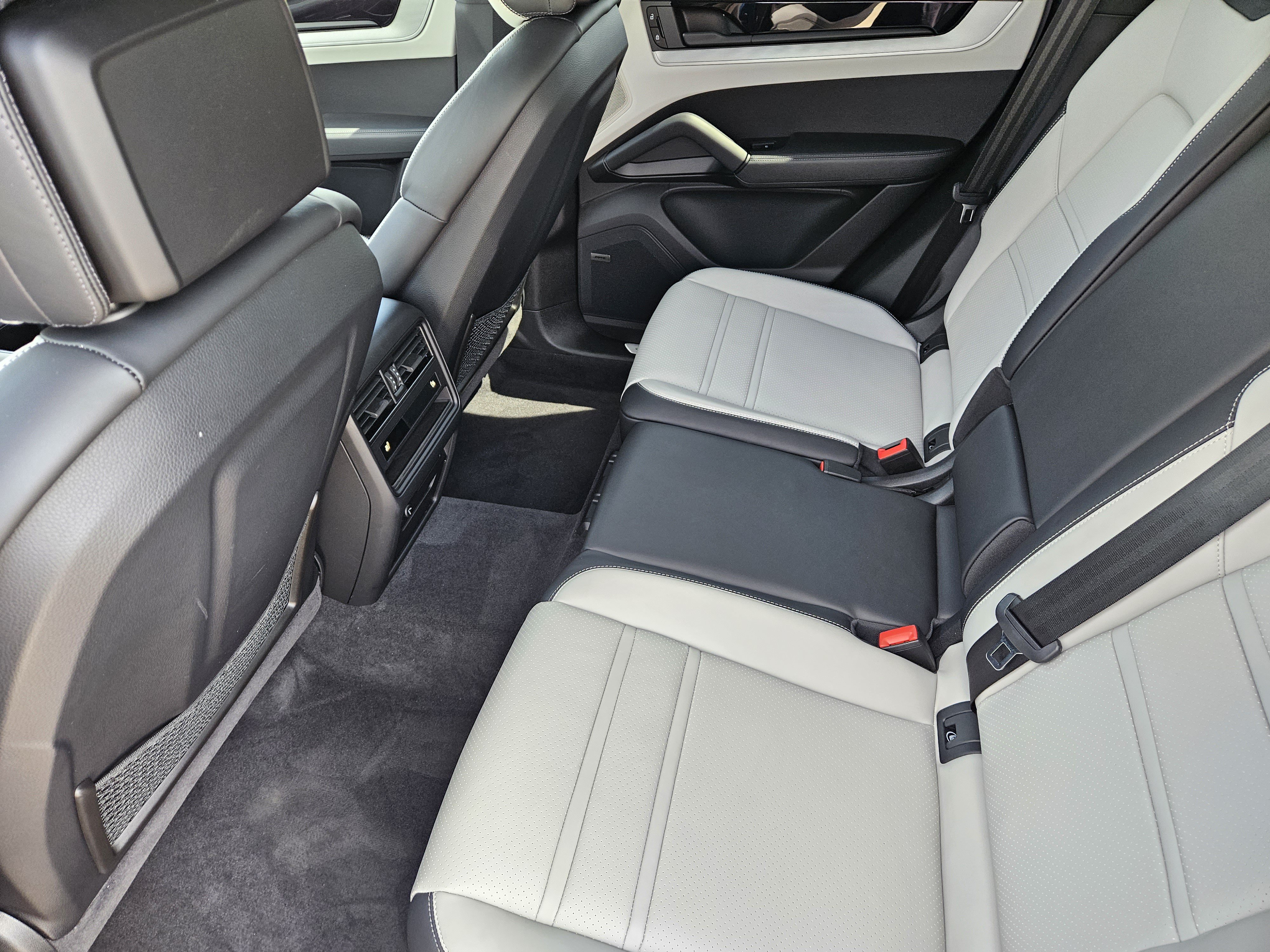 Certified 2024 Porsche Cayenne AWD/4WD image 28