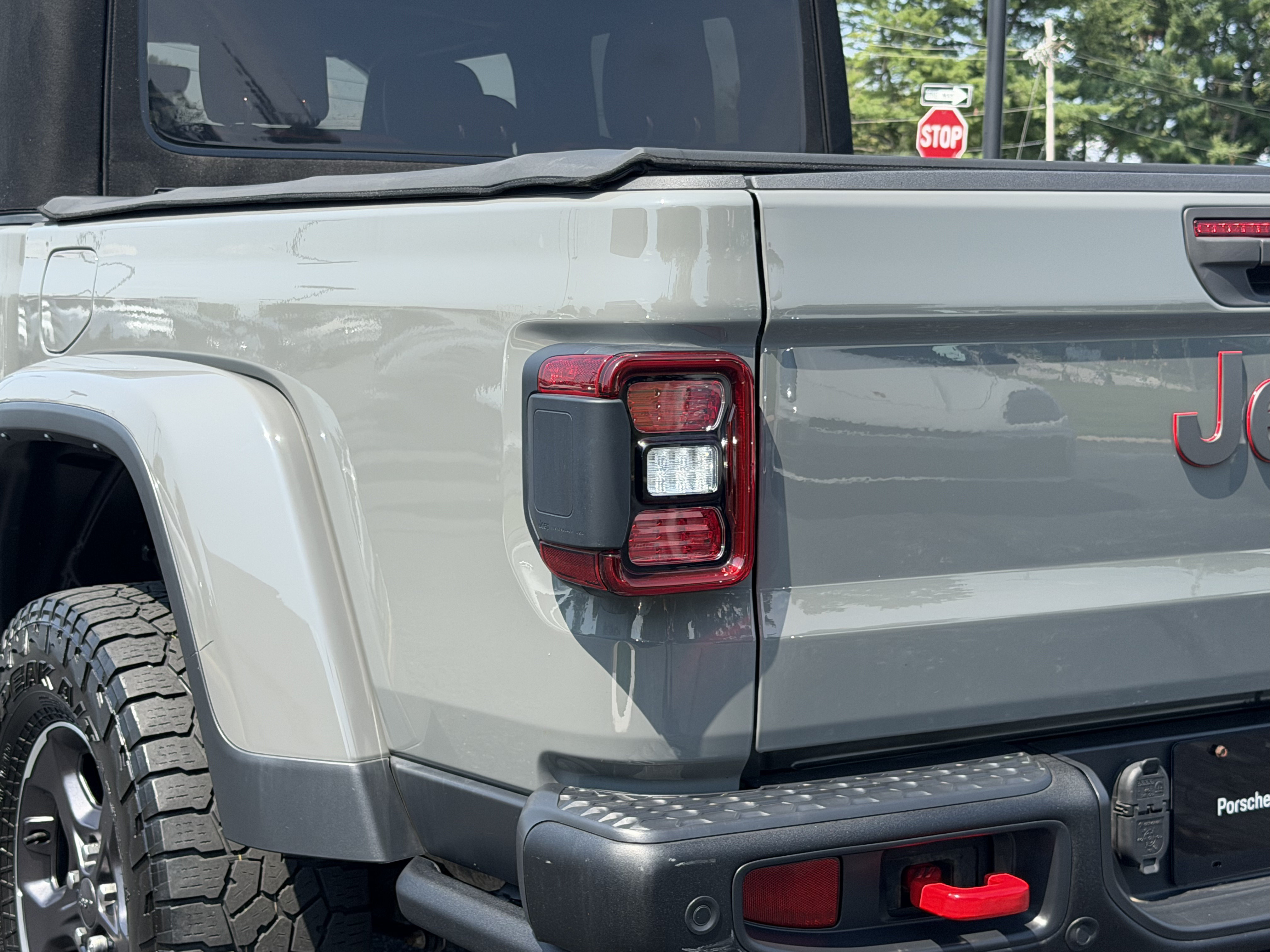 Used 2022 Jeep Gladiator Rubicon w/ LED Lighting Group AWD/4WD image 18