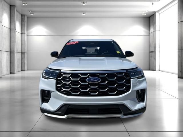Used 2025 Ford Explorer Platinum AWD/4WD image 3