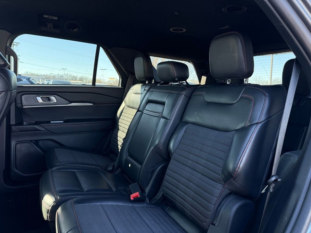 Used 2025 Ford Explorer ST-Line w/ ST-Line Street Pack image 10