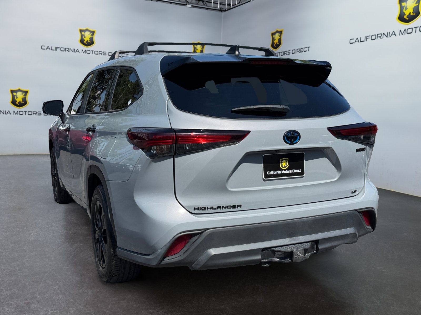 Used 2024 Toyota Highlander LE FWD image 3