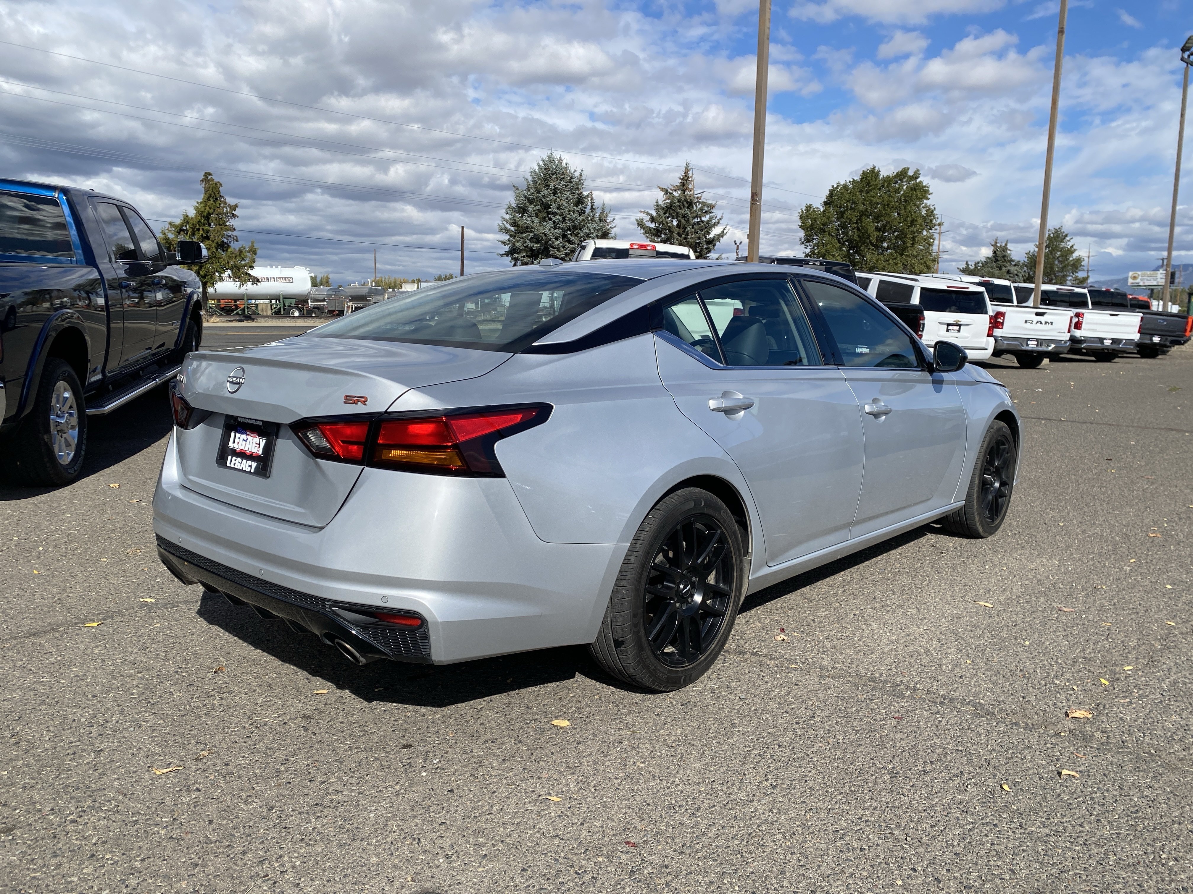 Used 2024 Nissan Altima 2.5 SR FWD image 3