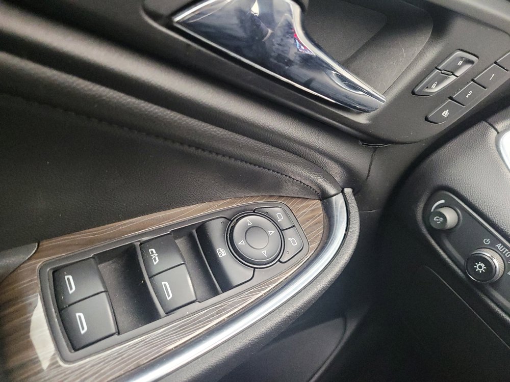 Used 2017 Chevrolet Malibu Premier FWD image 23