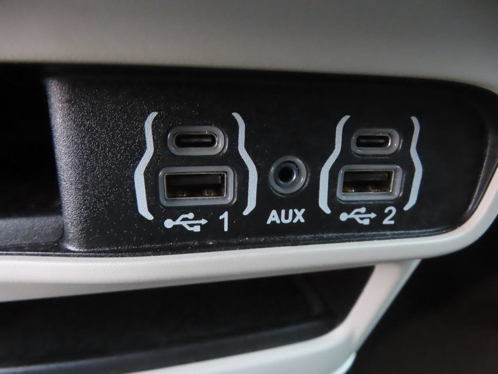 Certified 2024 Chrysler Pacifica Touring-L FWD image 10