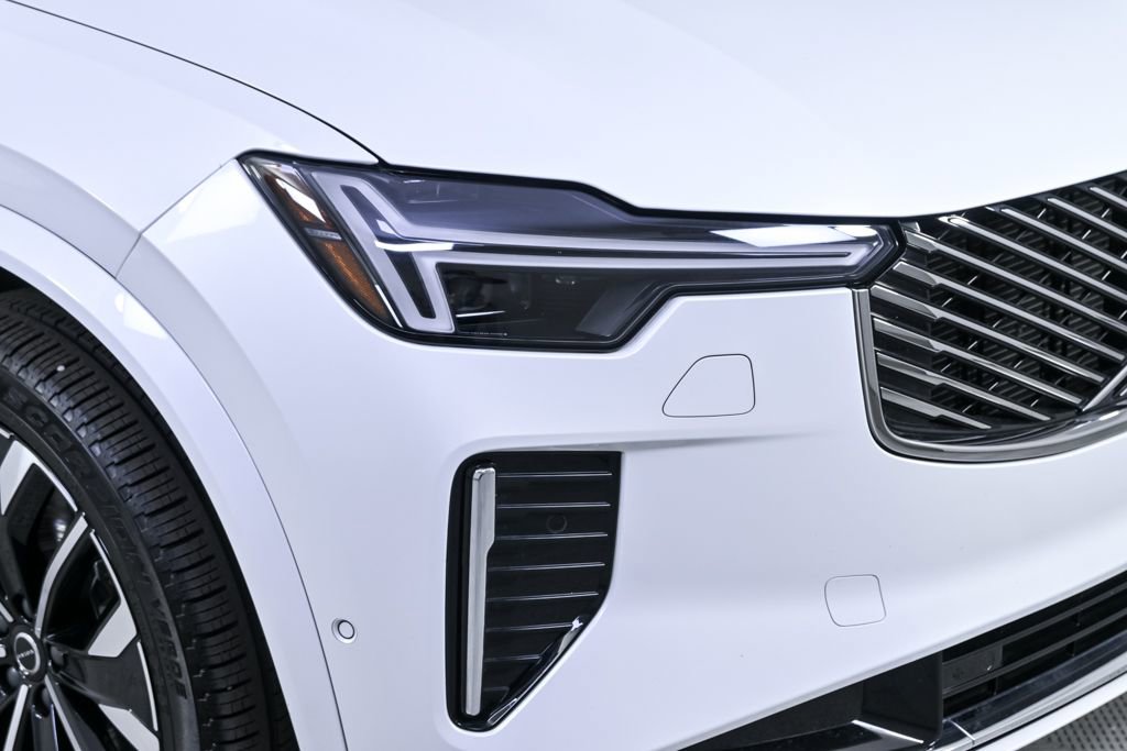 Certified 2025 Volvo XC90 B6 Plus image 35