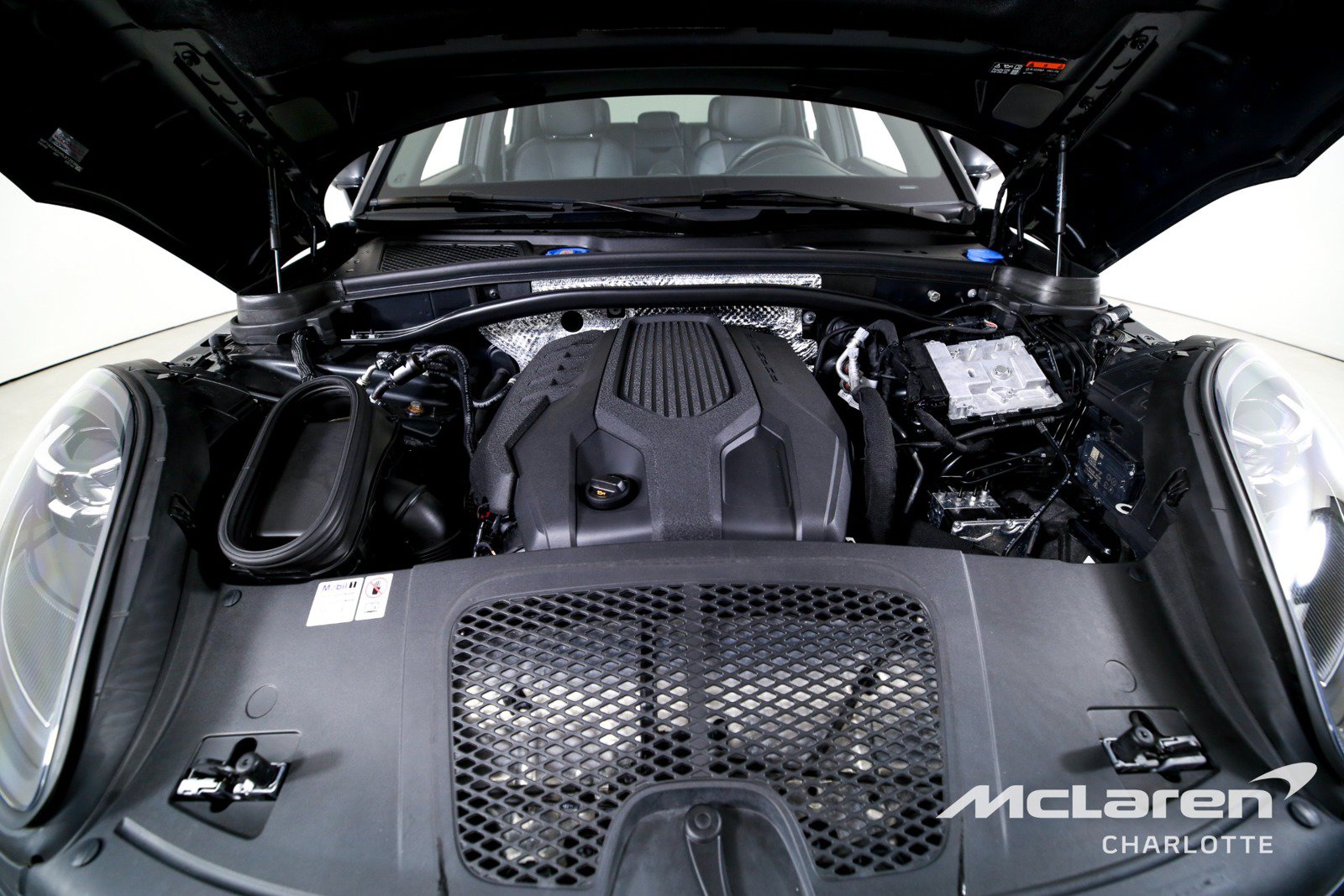 Used 2024 Porsche Macan AWD/4WD image 30