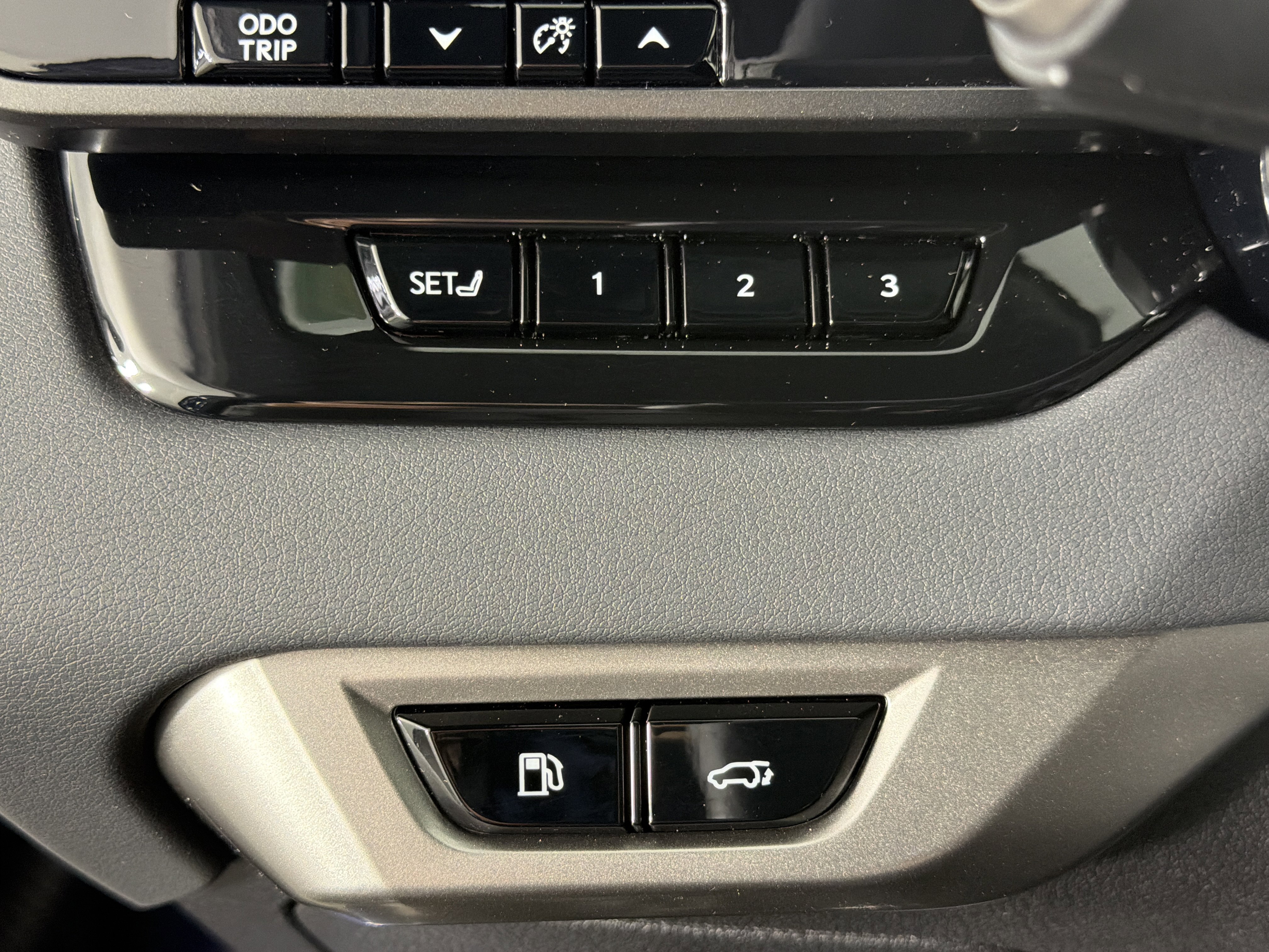 Used 2025 Lexus RX 350h w/ Convenience Package image 9