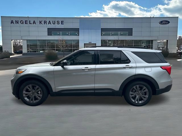 Used 2023 Ford Explorer XLT w/ Equipment Group 202A image 4