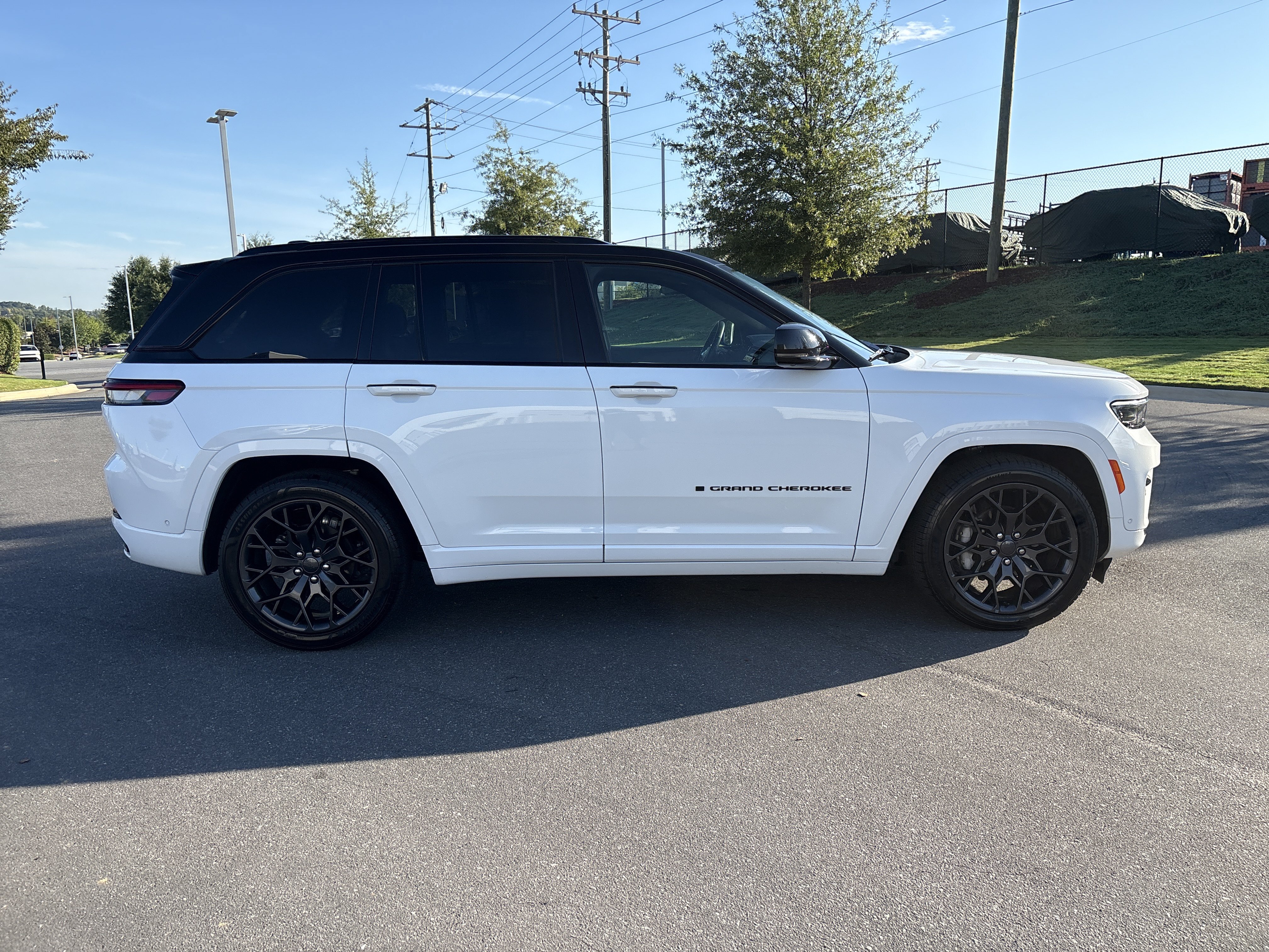 Used 2025 Jeep Grand Cherokee Summit w/ Obsidian Package AWD/4WD image 10